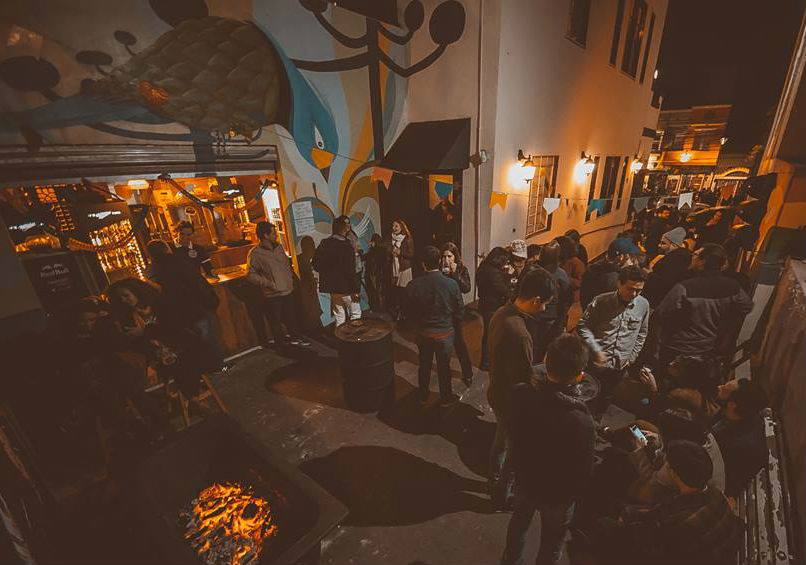 Karaokê com banda ao vivo vai do metal à ‘Boate Azul’ no Jano Pub