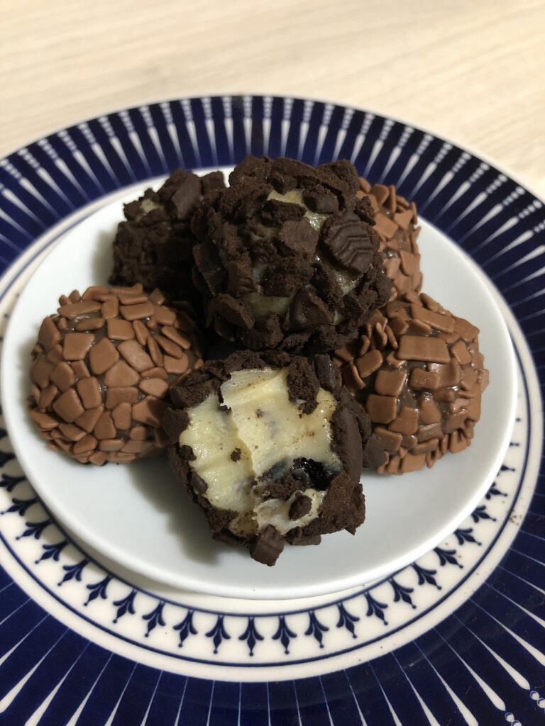 Receita: aprenda a fazer brigadeiro ao leite e de cookies com a Brigaderia Visconde