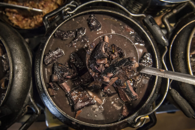 O Jardineiro tem delivery de feijoada aos sábados