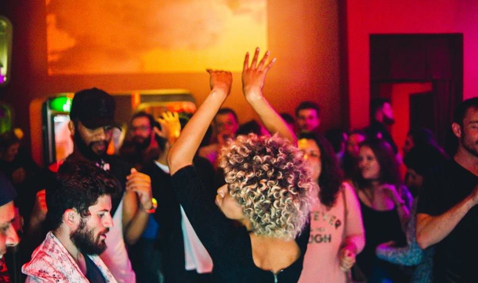 Pode dançar: reggaeton invade baladas curitibanas no fim de semana