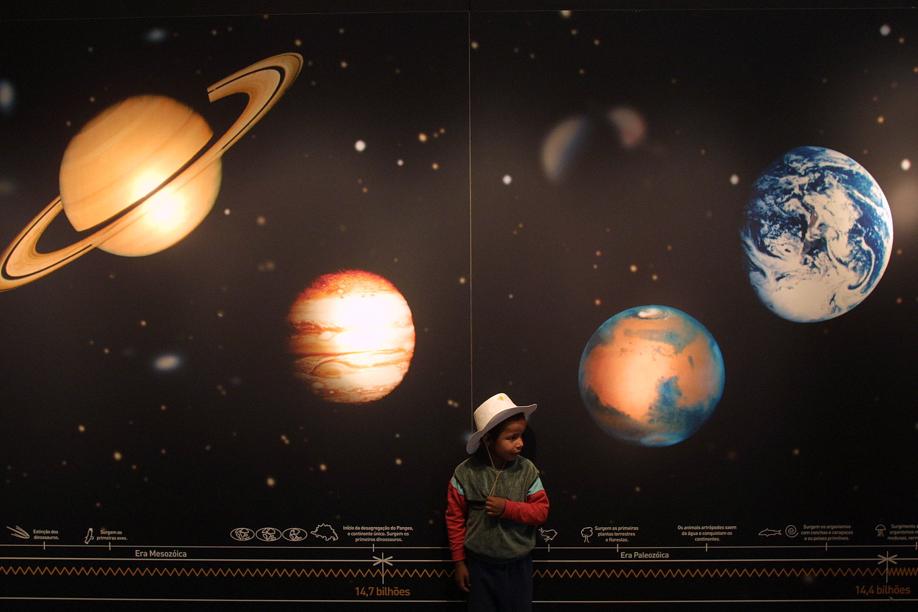 Especialistas ajudam a observar estrelas e astros nesta quarta-feira de lua cheia