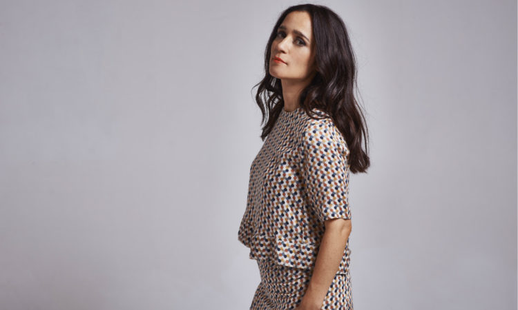 Julieta Venegas mostra suas canções em show intimista