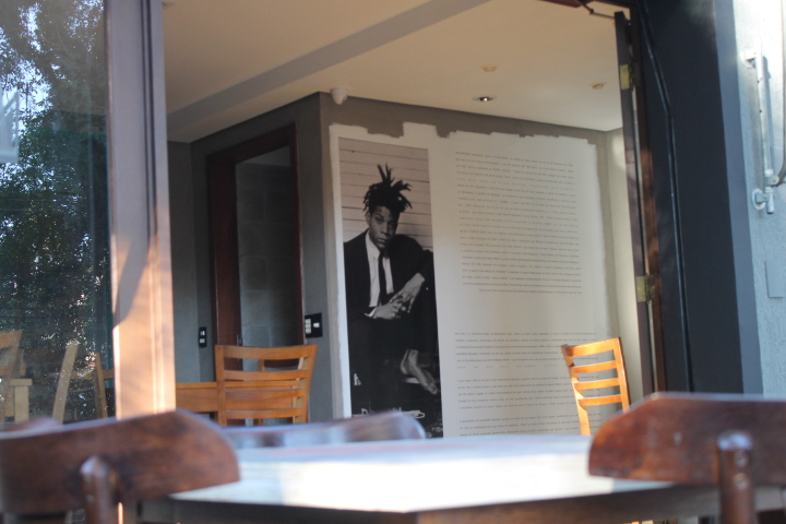 Batel ganha bar cultural inspirado no artista norte-americano Basquiat