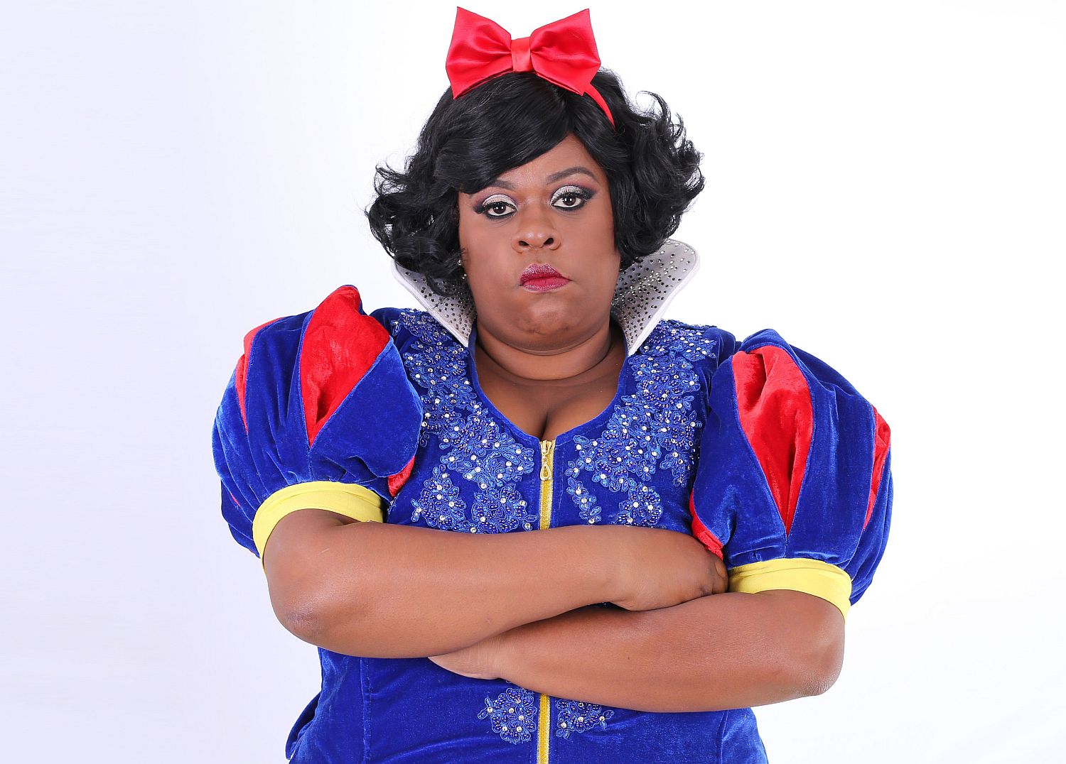 Cacau Protásio encarna a Branca de Neve em peça cômica adulta no Guairinha