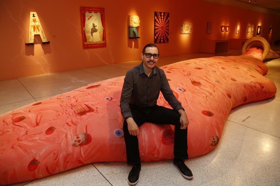 Descubra quem é o artista paranaense que levou quase 90 mil pessoas ao MON