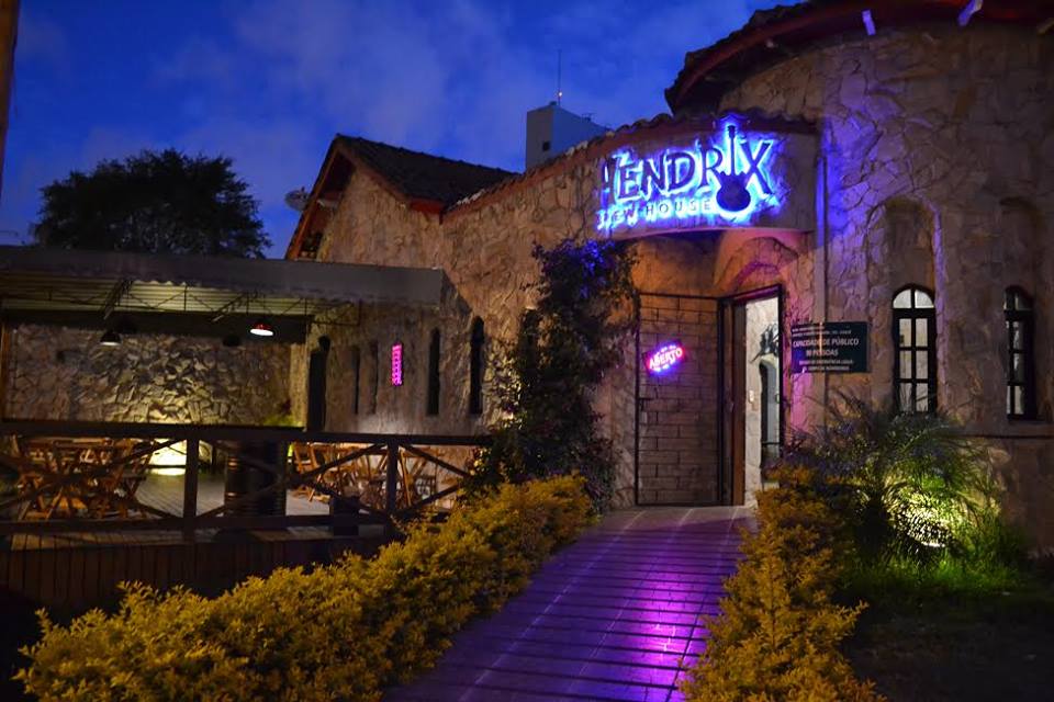 Conheça o bar que fica em um castelo e virou ponto para improvisações de rock e blues