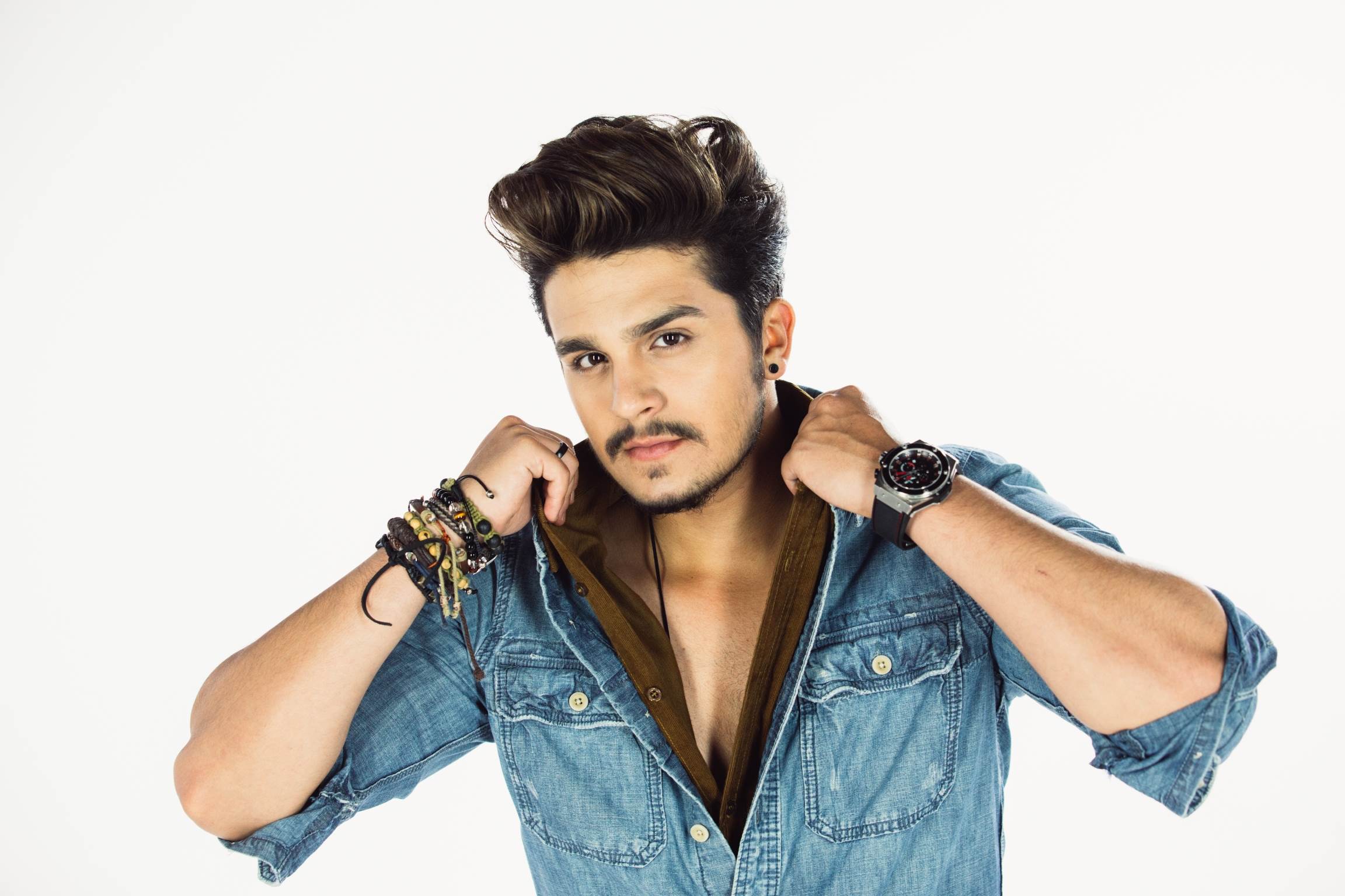 Luan Santana faz show no Teatro Positivo lotado neste sábado