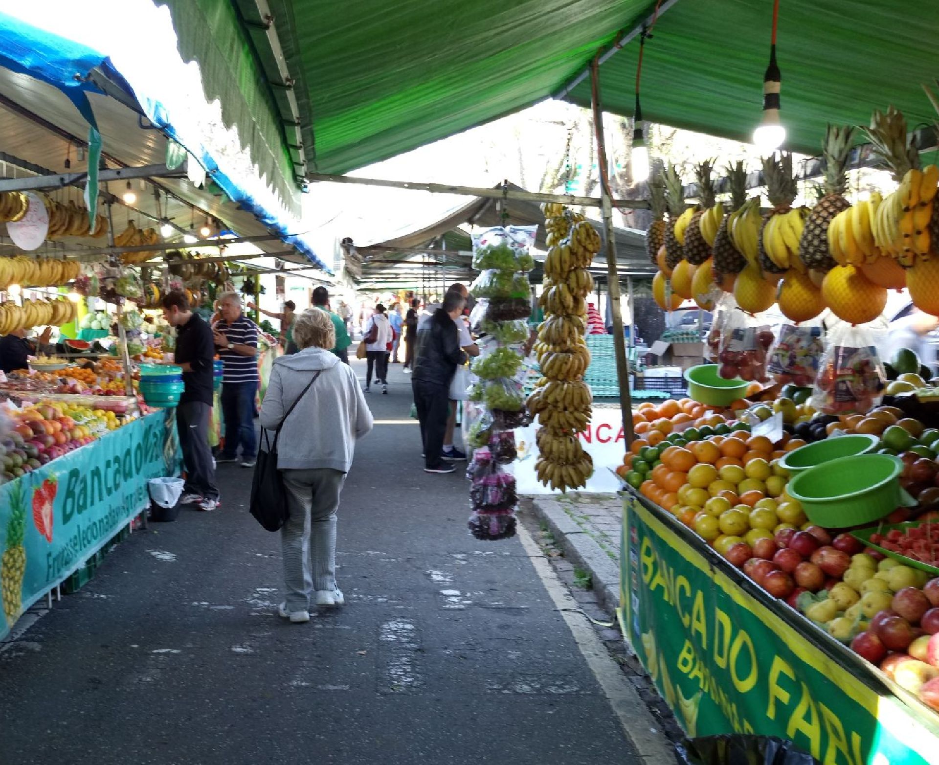 Feira na Praça 29 de Março reúne comida, histórias e antigas amizades