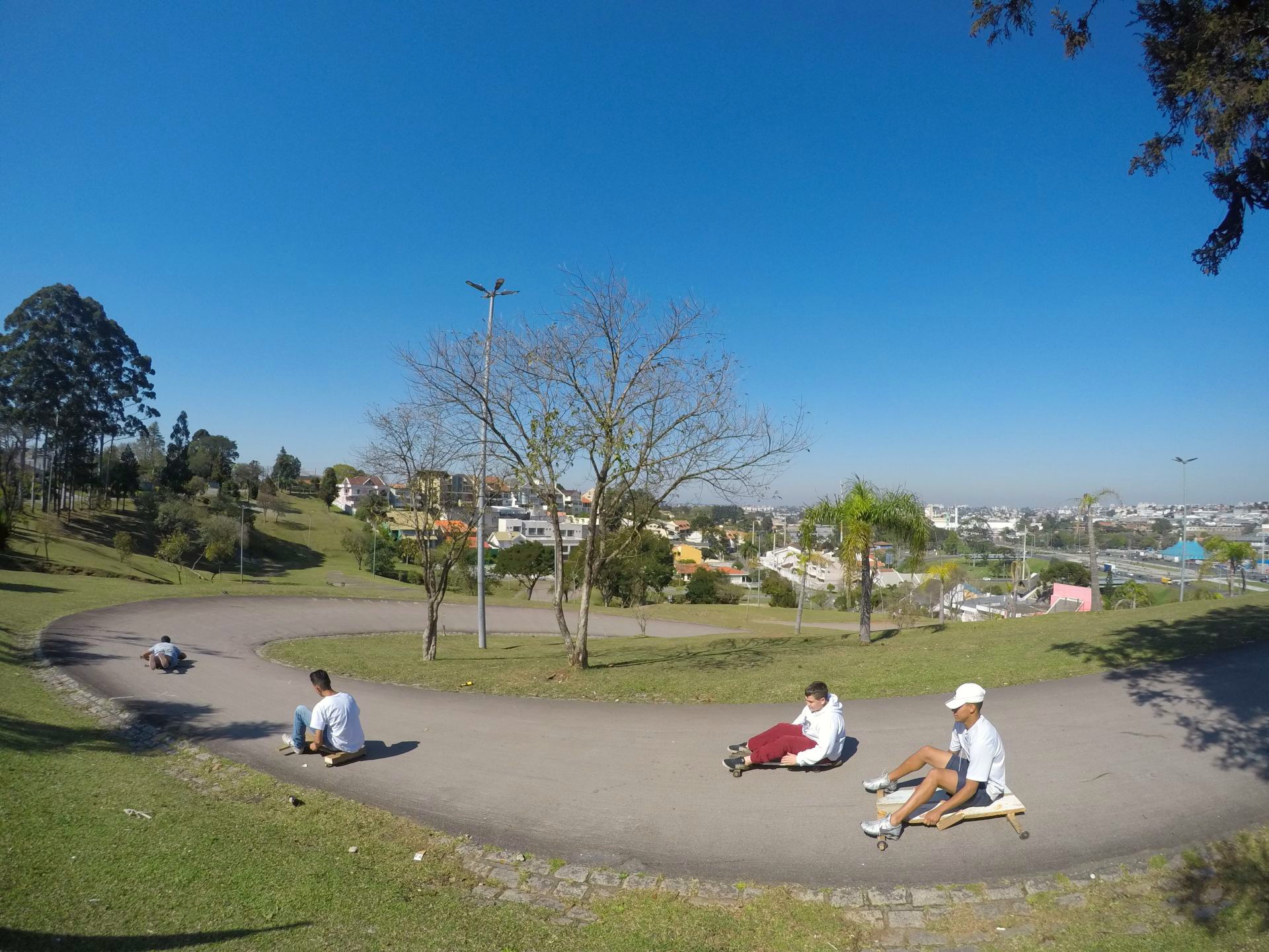 Escondida em um bairro de Curitiba, a Pista do Guabi reúne quem gosta de velocidade