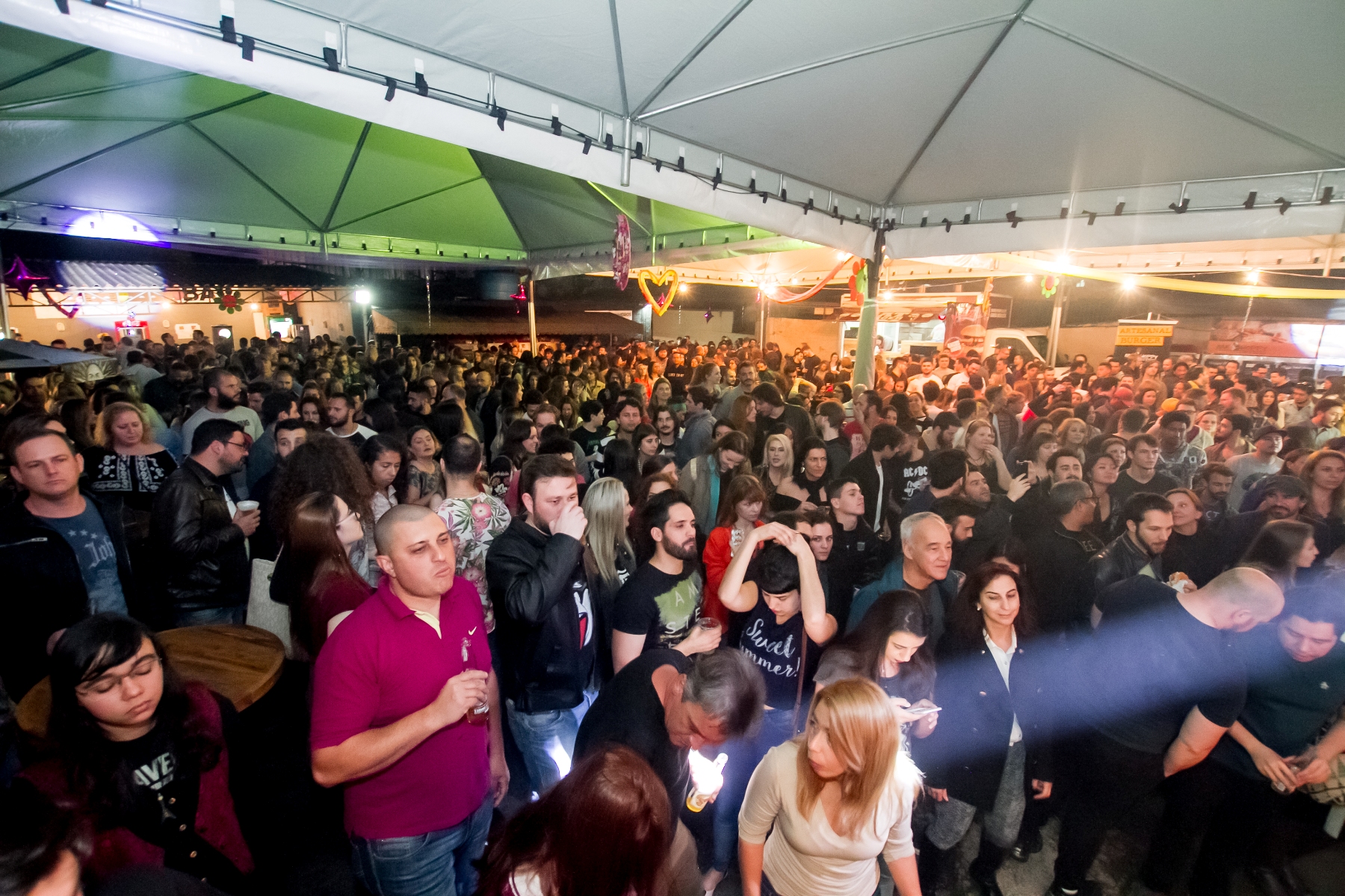 Bar curitibano faz evento temático de Woodstock