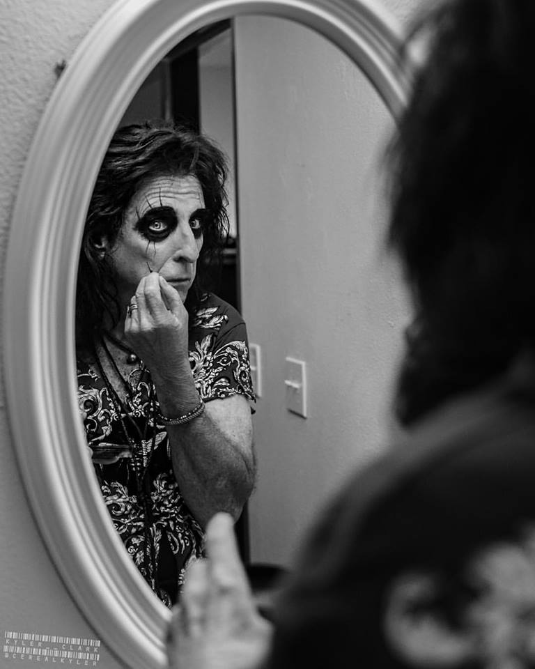 Alice Cooper: “As novas bandas são molengas. Lady Gaga é a maior roqueira do momento”