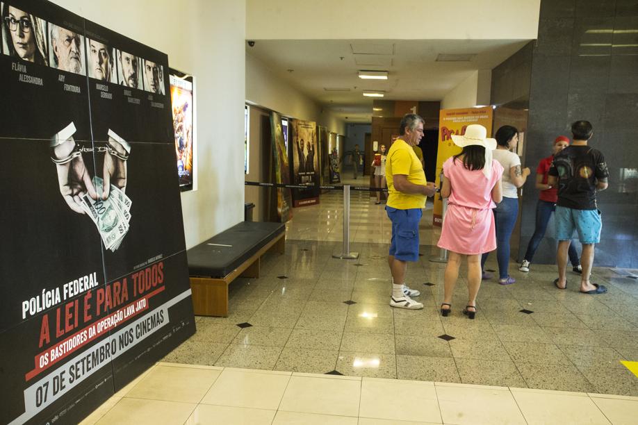 Sem a lotação esperada, filme sobre a Lava Jato estreia bem acolhido pelo público