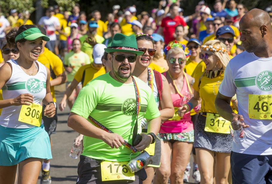 Em corrida na Oktoberfest Curitiba, atletas se hidrataram com chope