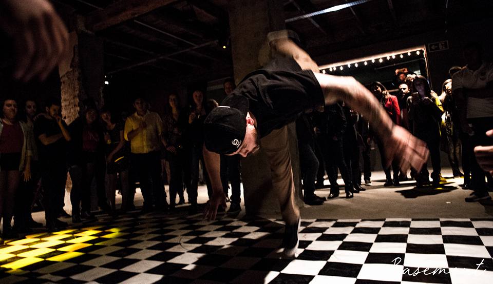 Balada que fica em porão ao lado do cemitério aposta em shows ecléticos
