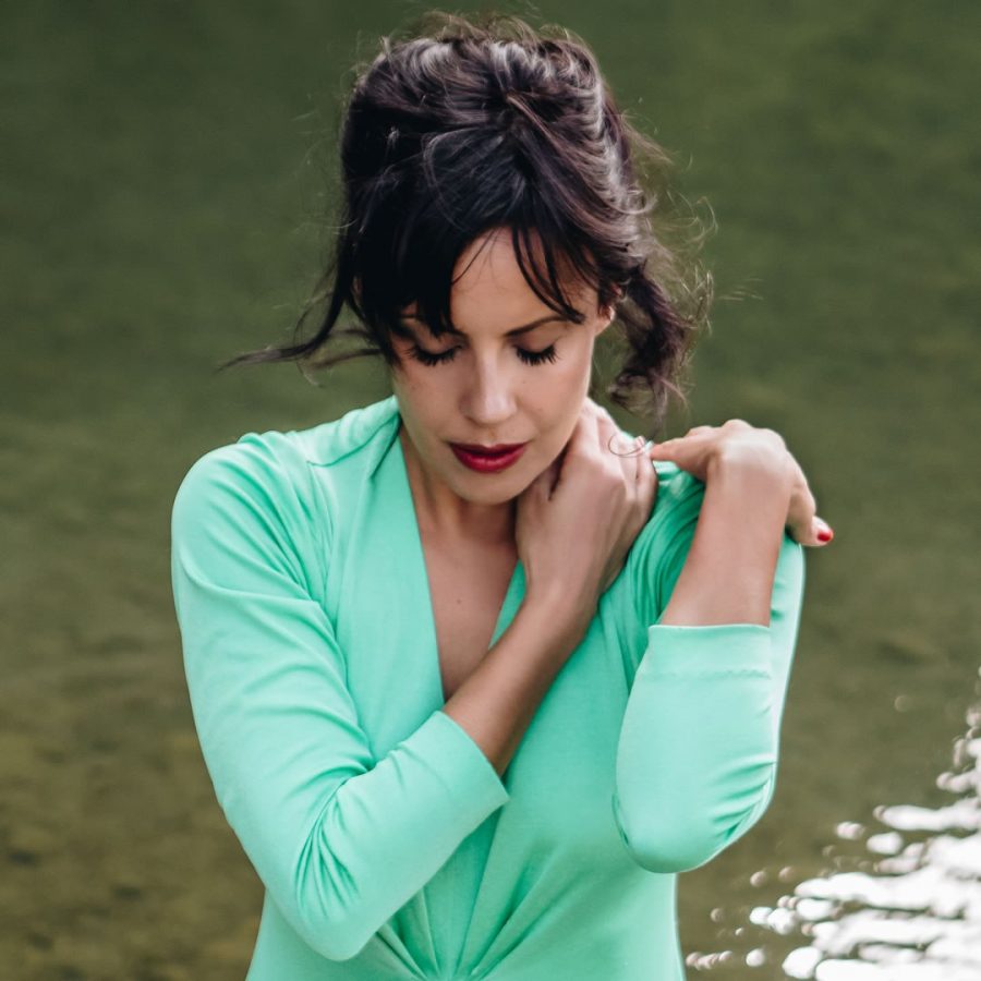 Cantora curitibana Clarissa Bruns apresenta show em SP