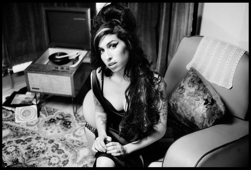 Na data em que completaria 34 anos, shows fazem tributo à Amy Winehouse