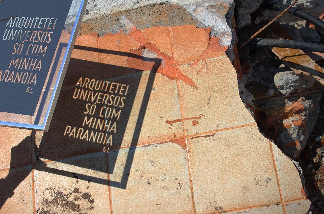 Poesia de Giovanna Lima sai das paredes de Curitiba para quadros e camisetas