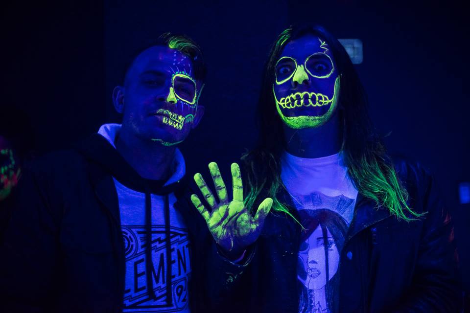 Esse fim de semana tem festa com luz negra e tinta neon