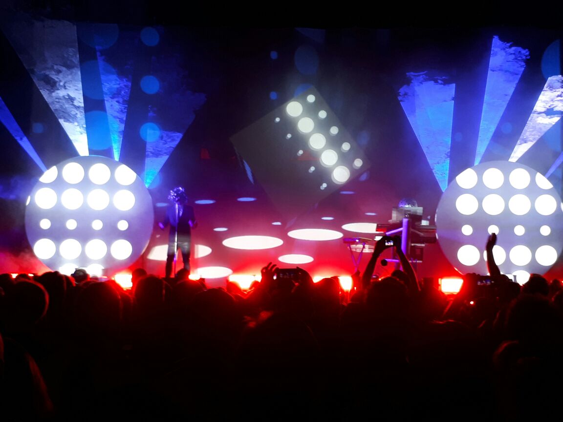 Pet Shop Boys fazem público dançar com boa música e efeitos especiais