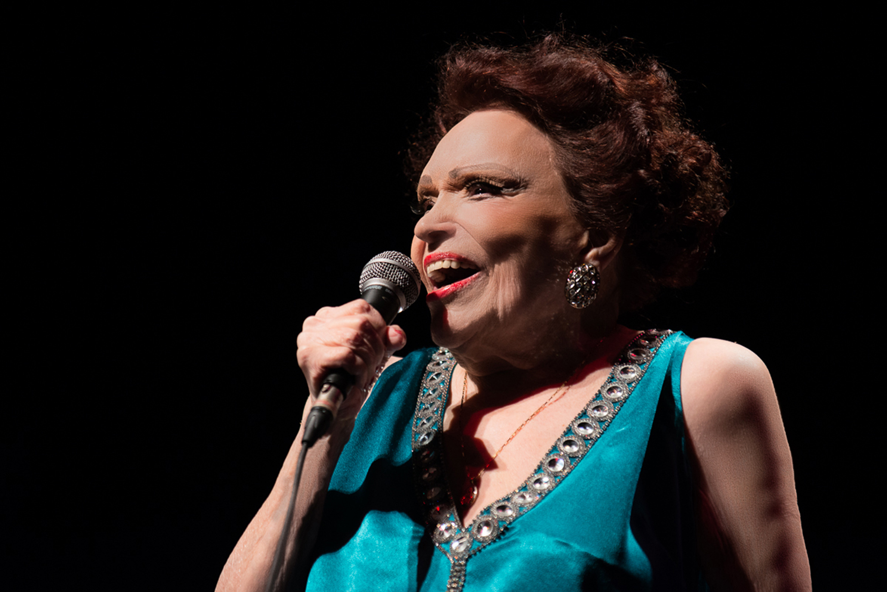 Aos 95 anos, a estrela Bibi Ferreira canta clássicos de Sinatra, Gardel e Piaf no Guairão