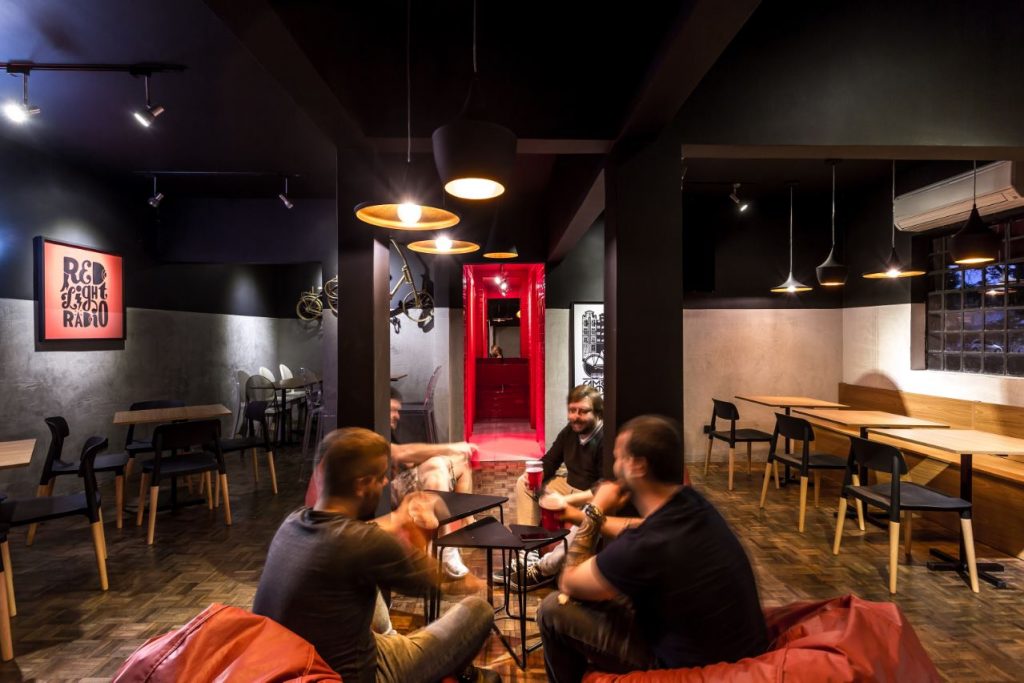 Bar em Curitiba realiza campeonato de beer pong