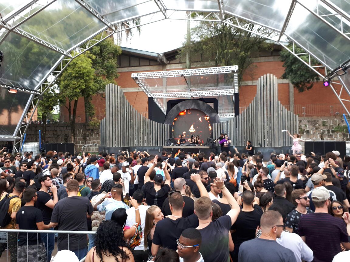 TribalTech reúne 10 mil fãs de música eletrônica em fábrica desativada de Curitiba