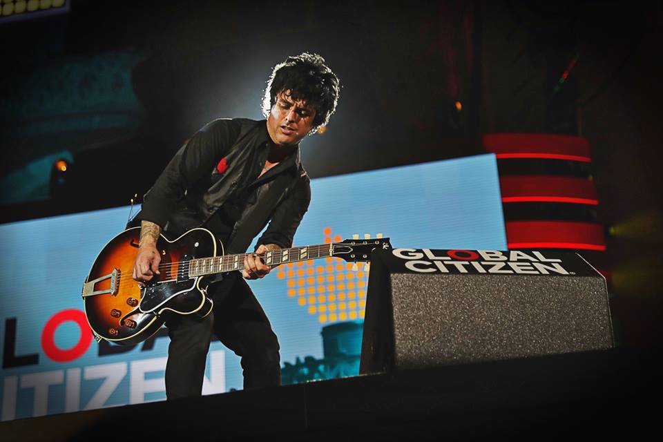 Carregador power bank não entra no show do Green Day; veja lista dos itens proibidos