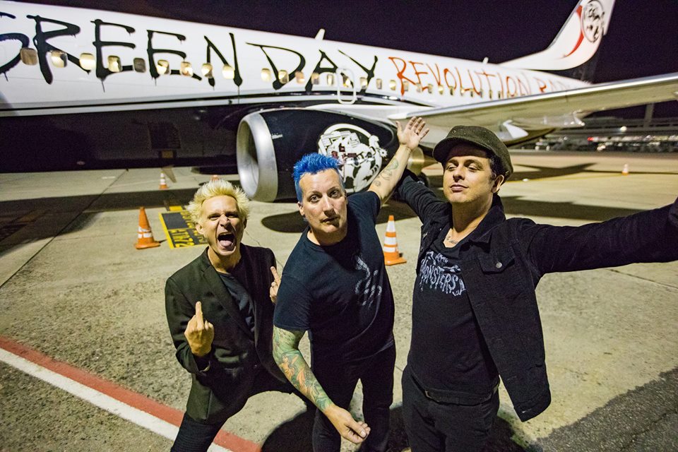 Green Day desce de carro e tira foto com fãs no aeroporto em São José dos Pinhais; veja vídeo