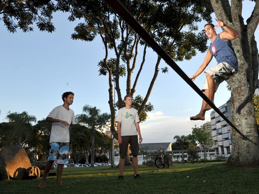 Confira alguns lugares de Curitiba para praticar slackline