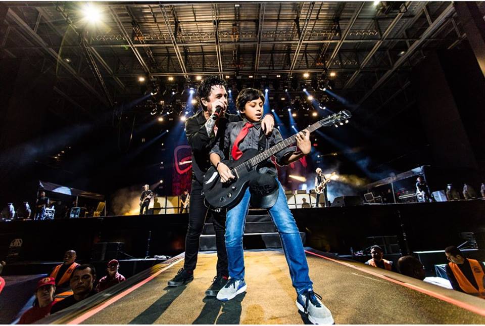 Quem é o menino de 13 anos que roubou a cena no show do Green Day em Curitiba?