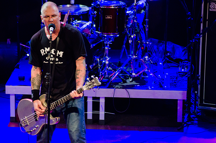 CJ Ramone faz sessão de autógrafos e toca os clássicos dos Ramones em Curitiba