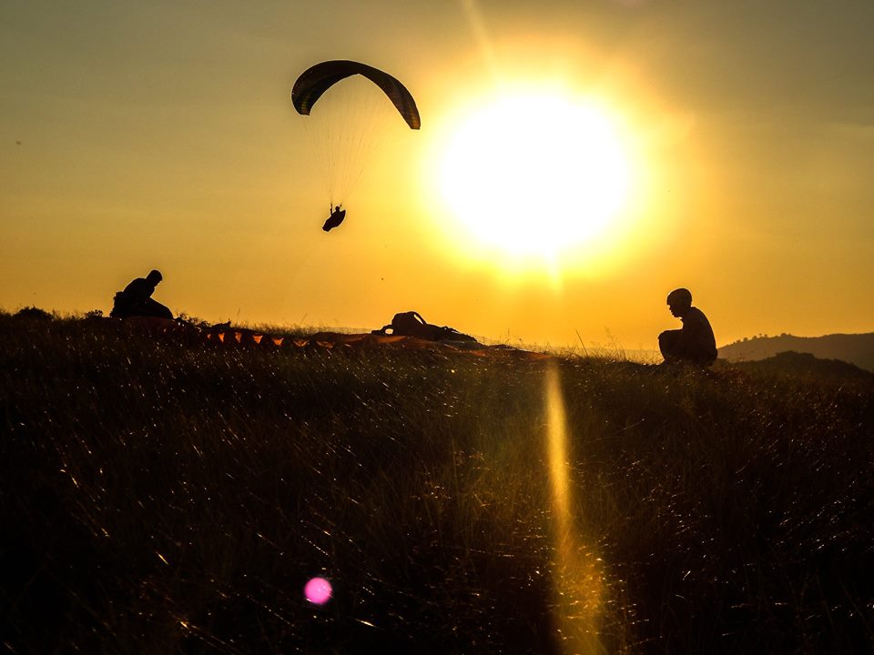 Onde voar de paraglider, saltar de bungee jumping e outros esportes radicais em Curitiba e região