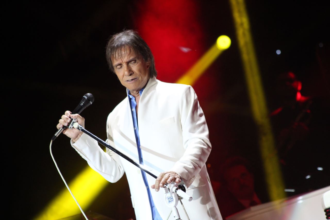 Roberto Carlos leva fãs ao delírio em show cheio de clichês