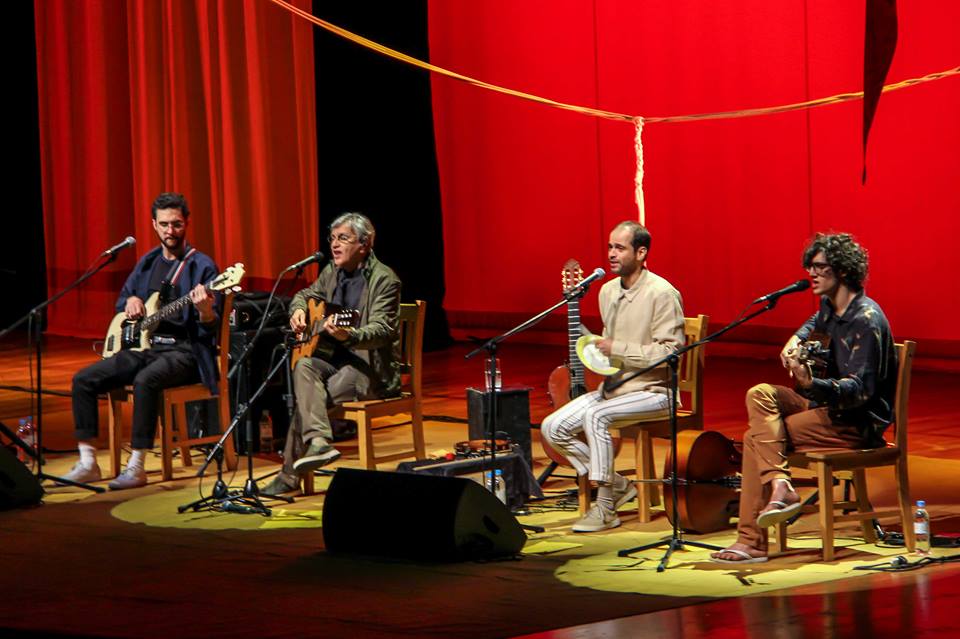 Caetano e filhos fazem show emocionante em Curitiba