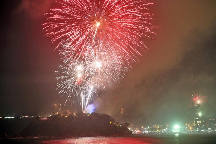 Veja como foi a queima de fogos da virada 2018 no litoral paranaense