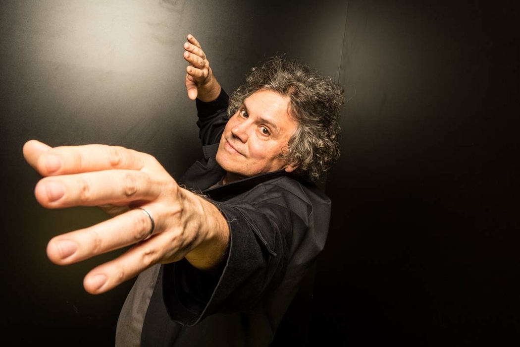 Sem convites para vir a Curitiba, Arrigo Barnabé leva turnê Clara Crocodilo para o Psicodália