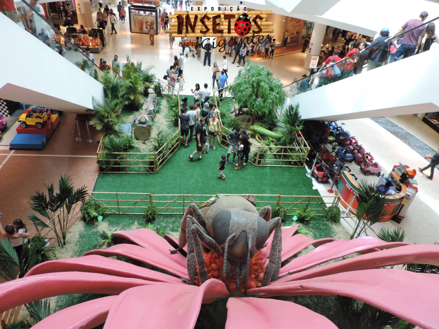 Exposição em shopping tem insetos robôs gigantes