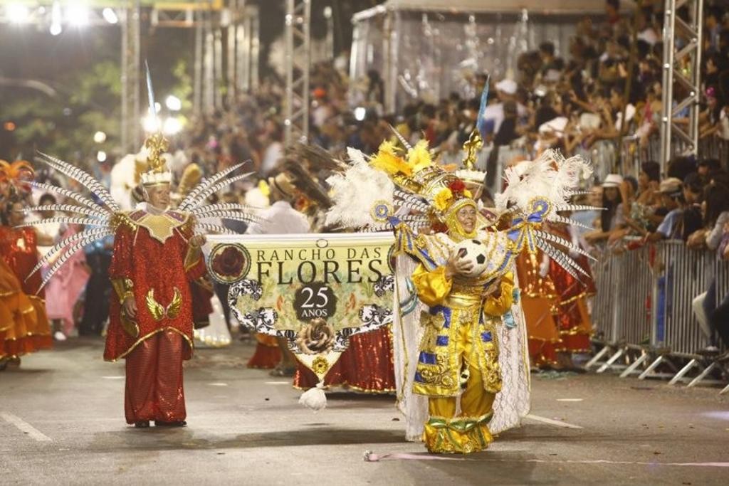 Com mais dinheiro, 9 escolas de samba desfilam no carnaval de Curitiba