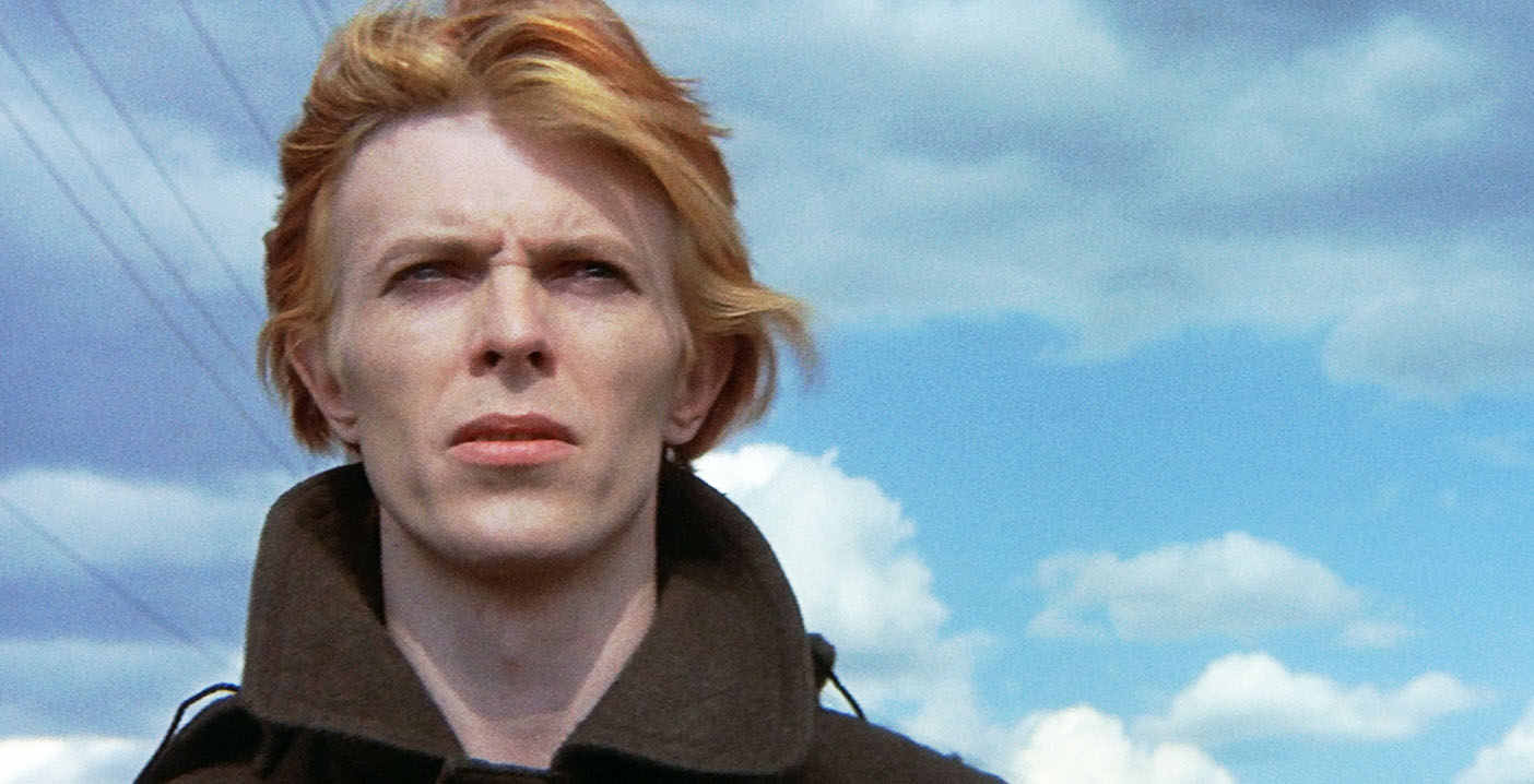 "O Homem que Caiu na Terra", com David Bowie, está de volta aos cinemas