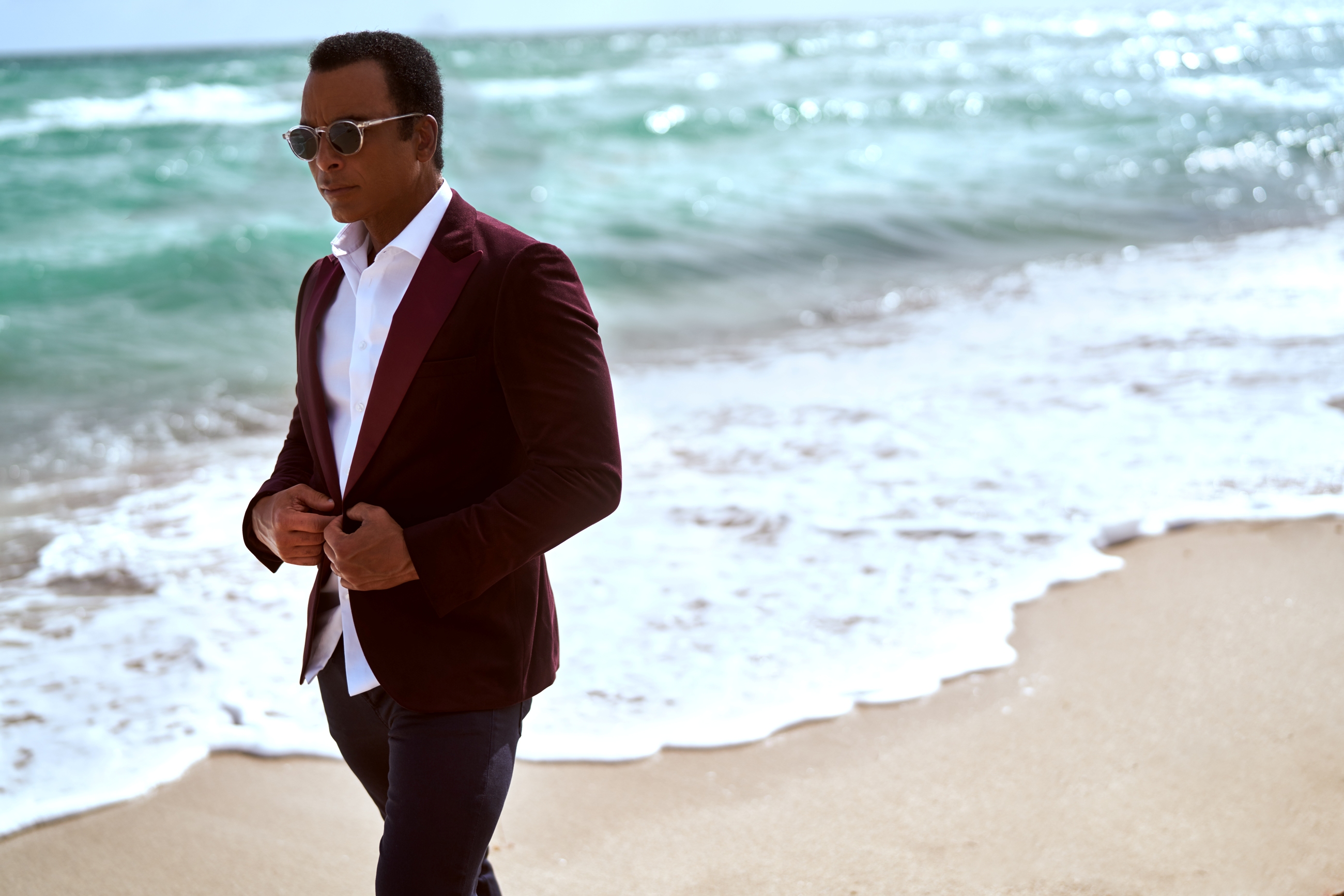 Astro latino Jon Secada canta em Curitiba em março