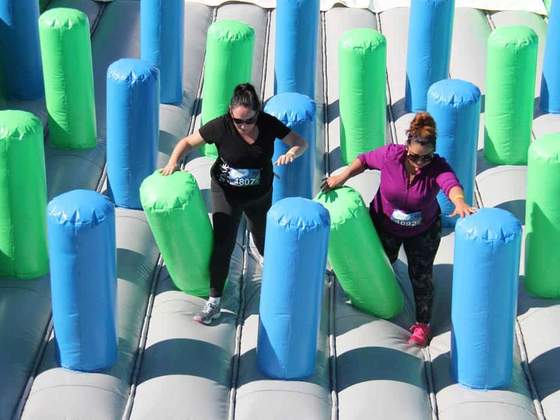 Corrida com obstáculos infláveis gigantes tem cinco horários de saída esgotados