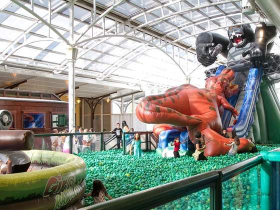 Mega escorregador termina em piscina com 400 mil bolinhas em Curitiba
