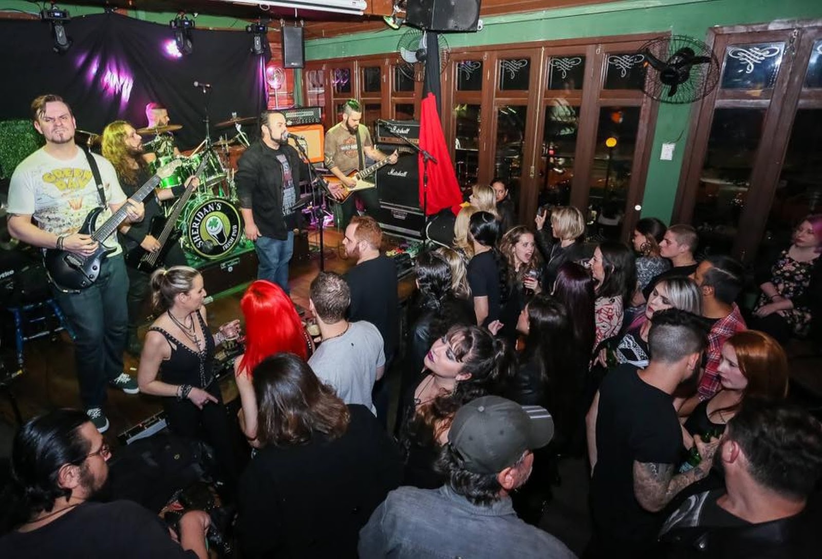 Baladas e bares de Curitiba deixam de cobrar couvert artístico