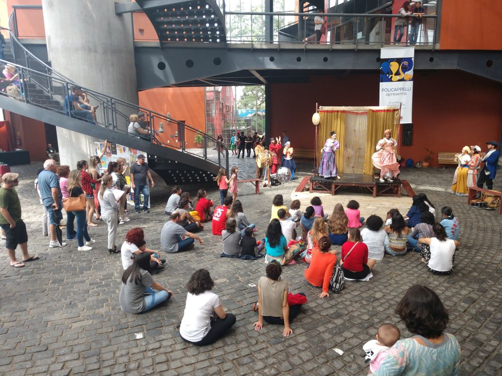 Festival de Curitiba movimenta ruas do Centro com peças gratuitas