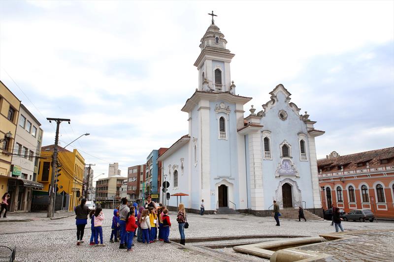 Passeio a pé no centro de Curitiba busca acabar com a intolerância religiosa