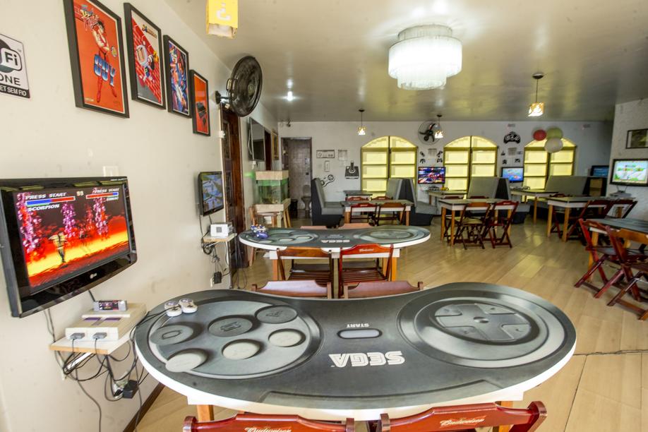 Pizzaria no Santa Cândida tem mais de 300 jogos clássicos de videogame