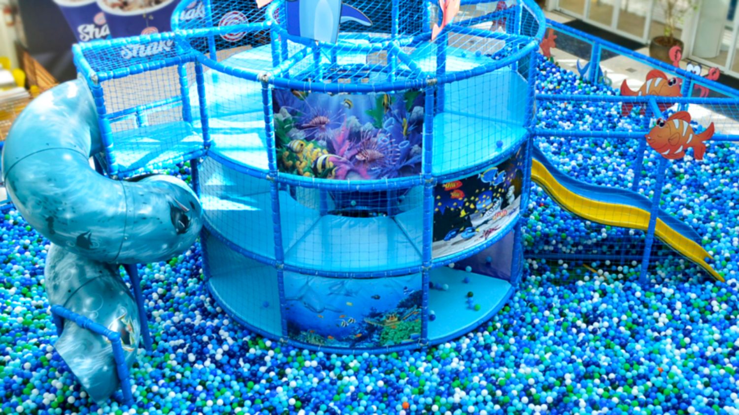 Shopping monta piscina de bolinhas gigante