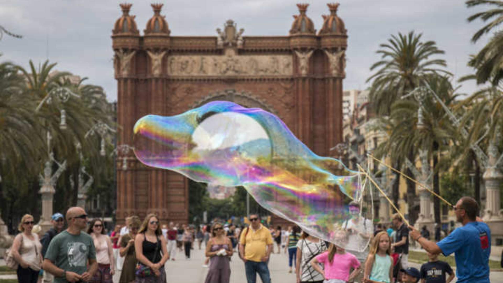 Curitiba recebe passeata mundial de bolhas de sabão