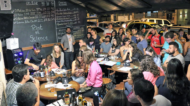Evento leva cientistas para debaterem pesquisas em mesa de bar