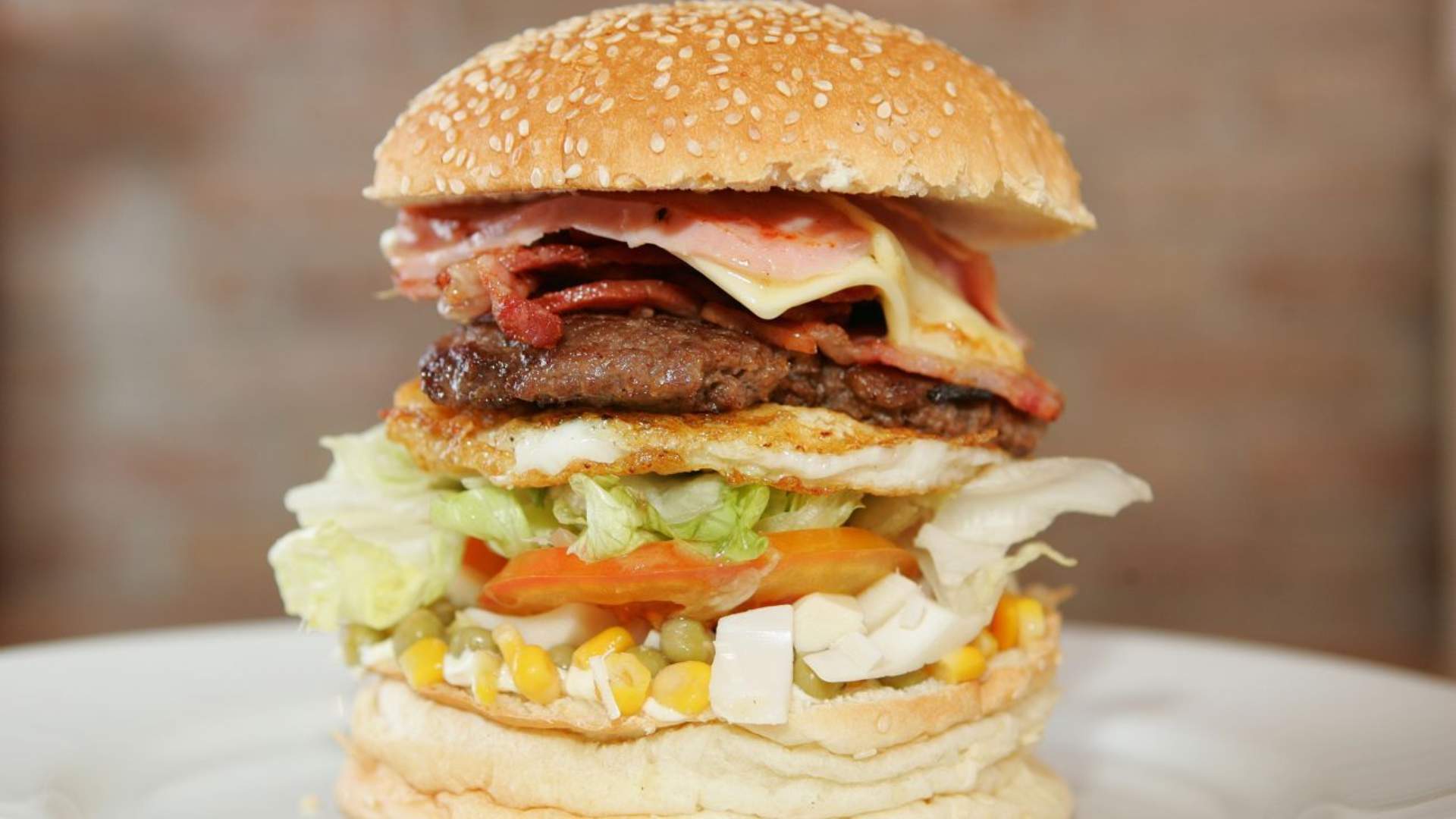 Em evento, quem comer hambúrguer de 650g em 3 minutos ganha R$ 50